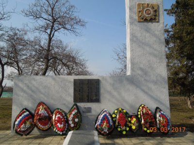 Братская могила 97 советских воинов, погибших в боях с фашистскими захватчиками /  / Краснодарский край