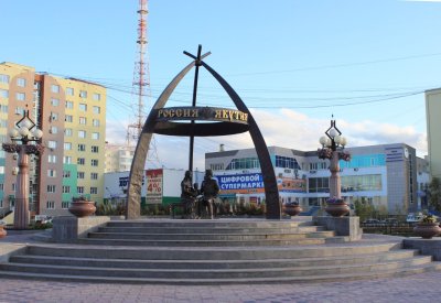 Памятник великому землепроходцу Семену Дежневу и его жене Абакаяде / Якутск / Республика Саха (Якутия)