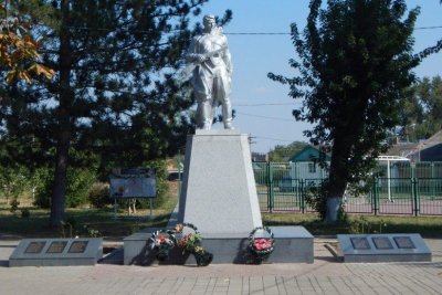 Братская могила 16 советских воинов, погибших в боях с фашистскими захватчиками /  / Краснодарский край