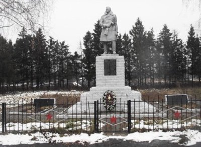 Братская могила воинов Советской Армии, погибших в период Великой Отечественной войны. Захоронено 170 человек, установлено фамилий на 22 человека. Скульптура установлена в 1968 году /  / Курская область