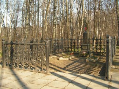 Братская могила, где похоронены старший политрук Стояченко и боец Горячев, участники боев за Тулу /  / Тульская область