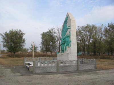 Братская могила, где захоронены  жертвы белоказацкого налета в 1921 г. /  / Саратовская область
