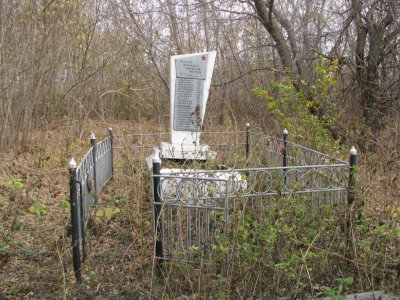 Братская могила, где захоронены жертвы белоказацкого налета /  / Саратовская область
