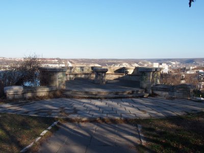 Место расположения главной линии обороны в 1854-1855 гг. на Корабельной стороне. Мемориальная стенка между 1-м и 3-м бастионами /  / Город Севастополь