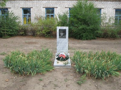 Могила летчика ст. лейтенанта Сафонова С.Н., погибшего в период Сталинградской битвы /  / Волгоградская область