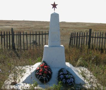 Братская могила советских воинов, погибших в период Сталинградской битвы и участников гражданской войны /  / Волгоградская область