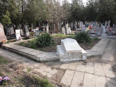 Братская могила 12 рабочих ахтарского рыбзавода, погибших во время бомбардировки /  / Краснодарский край
