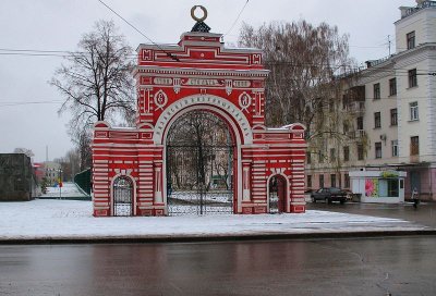 Юбилейная арка – «Красные ворота», в честь 100-летия порохового завода /  / Республика Татарстан