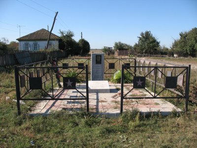 Могила летчика В.Р. Серова, погибшего в период Сталинградской битвы /  / Волгоградская область