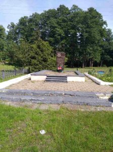 Братская могила 11 советских воинов, погибших в боях с немецко-фашистскими захватчиками /  / Брянская область
