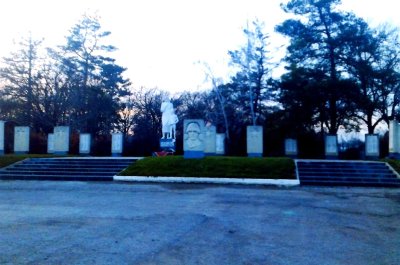Братская могила 28 советских воинов, погибших в боях с фашистскими захватчиками /  / Краснодарский край