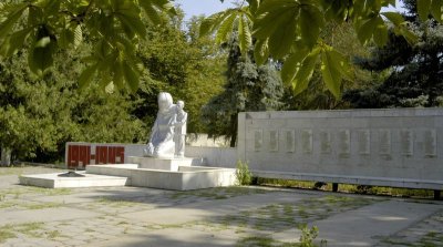 Братская могила воинов Советской Армии и партизан отряда "Каясулинский", погибший в 1942 году /  / Ставропольский край