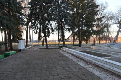 Братская могила 17 советских воинов, погибших в боях с фашистскими захватчиками /  / Краснодарский край