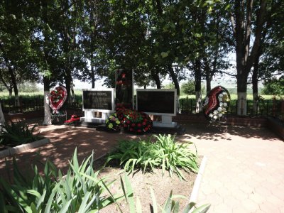 Братская могила 279 мирных жителей, расстрелянных фашистскими захватчиками /  / Краснодарский край