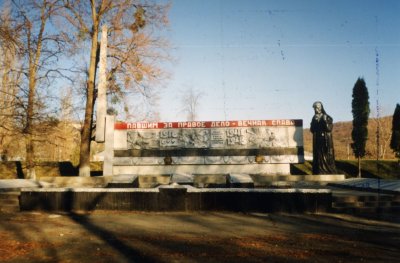 Братская могила 2 советских воинов, расстрелянных фашистскими захватчиками /  / Краснодарский край
