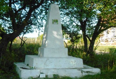 Братская могила, в которой захоронены активисты, погибшие от рук белогвардейцев в 1918-1920 гг. /  / Саратовская область