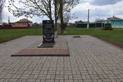 Братская могила советских воинов, погибших в боях с фашистскими захватчиками в 1943 году. Захоронено 14 человек, установлены имена 3 человек. Обелиск /  / Белгородская область