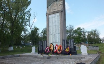 Братская могила партизан и их родственников, замученных белогвардейцами /  / Ставропольский край