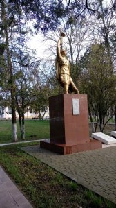 Братская могила 4 красных партизан. Установлена скульптура /  / Краснодарский край