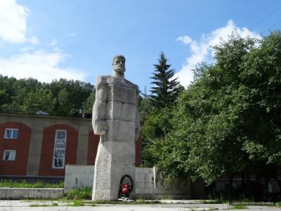 Братская могила и памятник златоустовским рабочим, растрелянным в 1903 г. /  / Челябинская область