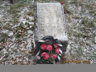 Братская могила погибших  в 1920 г. при налете банды "зеленых" /  / Челябинская область