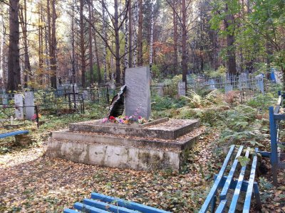 Братская могила и памятник морякам, погибшим во время крушения около г. Златоуста в 1943 г. /  / Челябинская область