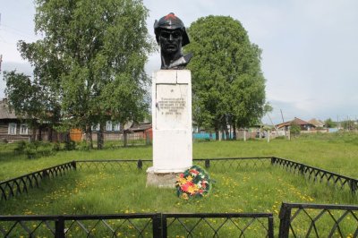Братская могила и памятник красногвардейцам, убитым близ с. Куваши /  / Челябинская область