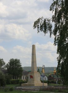 Белый каменный памятник, установленный на площади "1-е Мая" на братской могиле первым бойцам за Советскую власть в гор. Сатка, погибшим 22 июня 1918 г. /  / Челябинская область