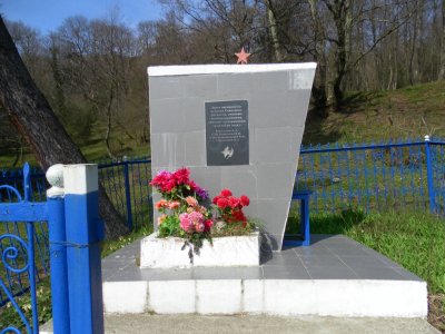 Братская могила 4 летчиков 6-го авиаполка, погибших в бою с фашистскими захватчиками /  / Краснодарский край