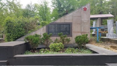 Братская могила 13 советских воинов, погибших при защите Черноморского побережья от фашистских захватчиков /  / Краснодарский край