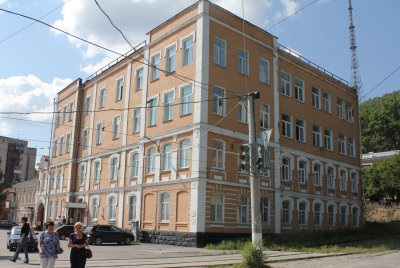 Здание техникума, где в 1918 г. помещался штаб Красной Гвардии и бюро Союза социалистической рабочей молодежи города Златоуста /  / Челябинская область