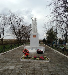 Братская могила 111 советских воинов и 850 мирных жителей, погибших от рук фашистских оккупантов /  / Краснодарский край