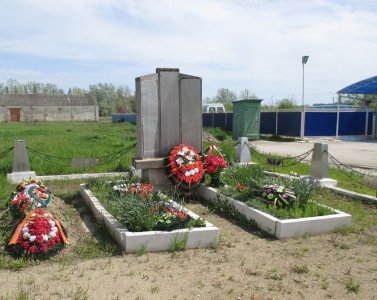 Братская могила 312 советских воинов, погибших в боях с фашистскими захватчиками /  / Краснодарский край