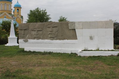 Памятник коммунистам - основателям Советской власти в городе Верхнеуральске /  / Челябинская область