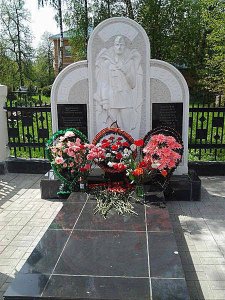 Братская могила с захоронением воинов, погибших в период Великой Отечественной войны /  / Тульская область