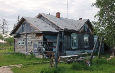 Двухквартирный деревянный дом на территории бывшей станции Ярудей железной дороги Чум-Салехард-Игарка /  / Ямало-Ненецкий автономный округ