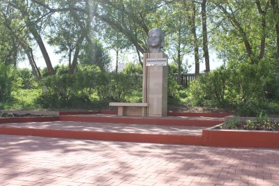 Памятник Надежде Курченко - бортпроводнице самолета АН-24, погибшей от рук бандитов в 1970 году /  / Удмуртская республика
