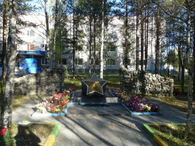 Братская могила советских пограничников, погибших в боях с фашистскими захватчиками в июле 1941 г. /  / Республика Карелия