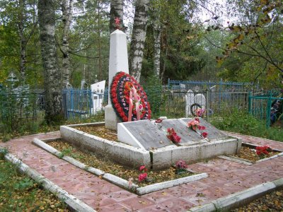 Тринадцать братских могил на городском кладбище г. Осташкова (могилы с № 1 по № 13. На могилах установлены бетонные обелиски), братская могила № 8 /  / Тверская область