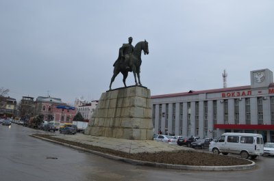 Памятник видному революционеру Махачу Дахадаеву /  / Республика Дагестан