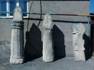 Каменные столбы у минарета с.Хив /  / Республика Дагестан