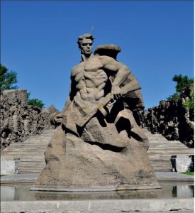 Скульптура «Стоять насмерть!» с бассейном /  / Волгоградская область