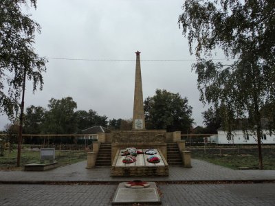 Братская могила воинов, погибших в 1918 - 1920 и в 1942 гг. /  / Ставропольский край