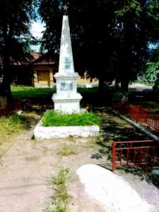 Братская могила 17 погибшим в 1919 г. активистам Советской власти /  / Ставропольский край