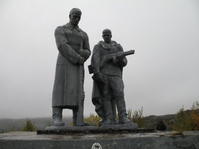 Памятник на братской могиле героев-разведчиков /  / Мурманская область