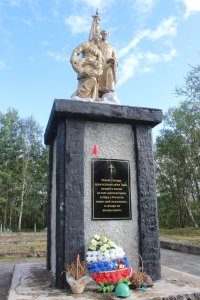Памятник на братском захоронении советских воинов /  / Мурманская область