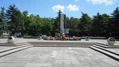 Братская могила 21 воина Советской Армии, погибших в 1943 г. за освобождение от немецко-фашистских захватчиков /  / Ставропольский край