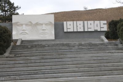 Братская могила 90 партизан, погибших в годы гражданской войны и 200 односельчан, не вернувшихся с Великой Отечественной войны /  / Ставропольский край