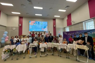 В Якутске торжественно выписали малышей, родившихся в День города