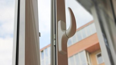 В Нерюнгри из окна многоэтажного дома выпал школьник